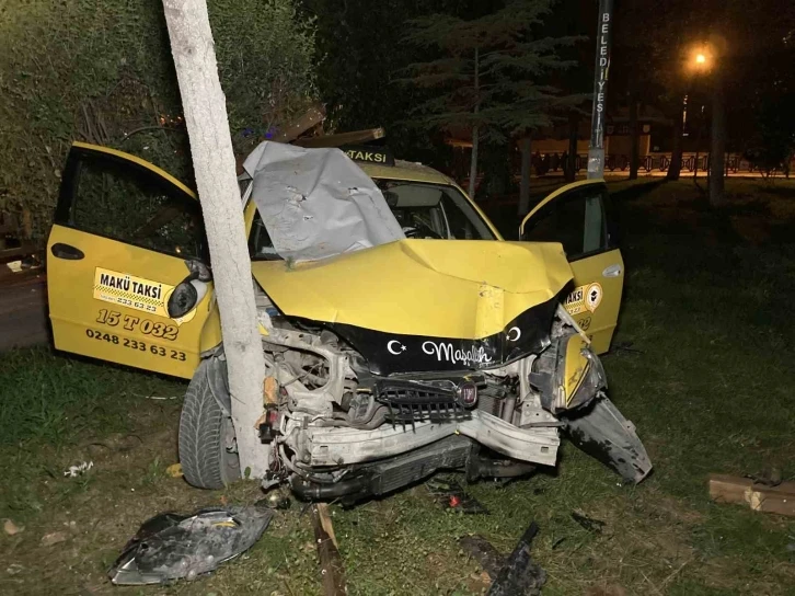 Burdur’da polisin "dur" ihtarına uymayan ehliyetsiz ve alkollü taksi sürücüsü çay bahçesine daldı
