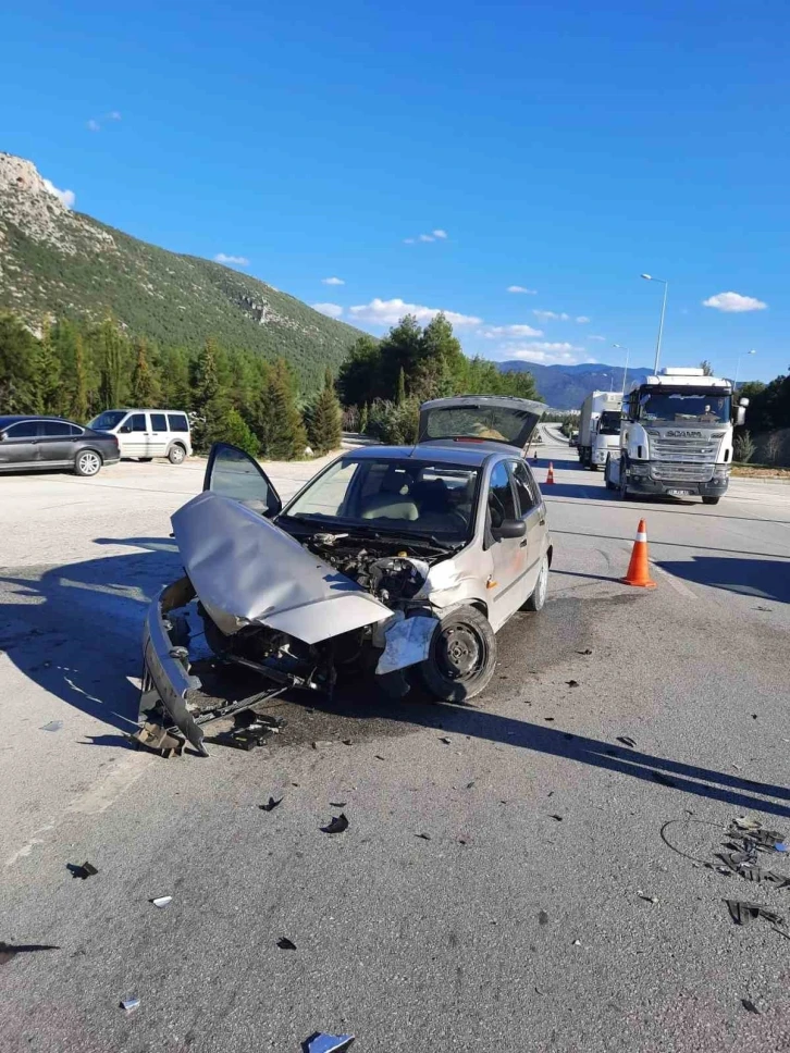 Burdur’da trafik kazası: 6’sı çocuk 13 yaralı