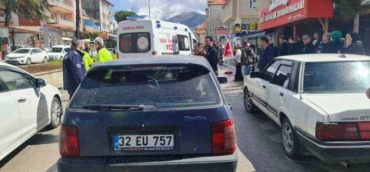 Burdur’da yolun karşısına geçmeye çalışan çocuğa otomobil çarptı, o anlar kamerada
