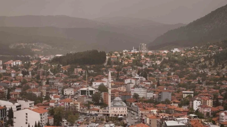 Burdur ve Bucak’ta çöl tozu etkili oldu
