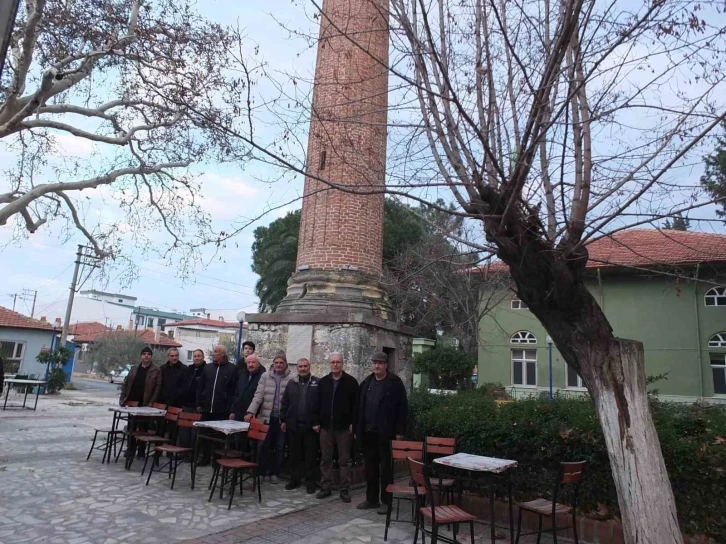 Burhaniye’de camisiz minare mahallenin simgesi oldu
