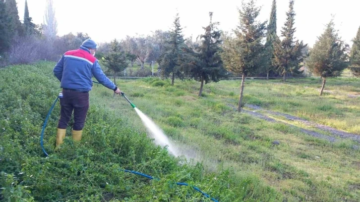 Burhaniye’de Mezarlıklar bayrama hazırlanıyor
