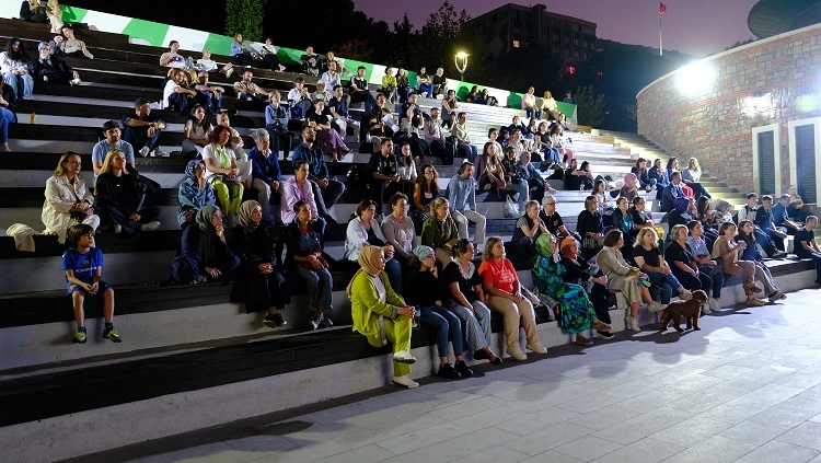 Bursa Atatürk Stadyumu Kütüphanesi önünde sinema keyfi