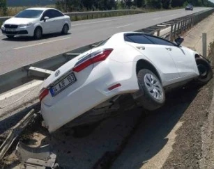 Bursa-Balıkesir karayolunda otomobil refüje çarptı: 2 yaralı