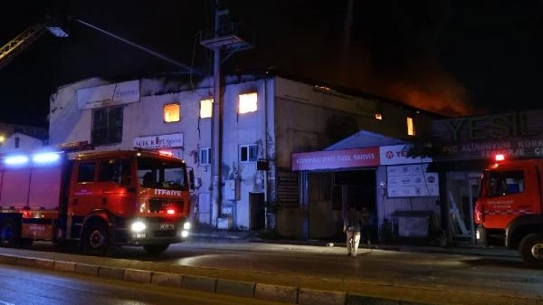 Bursa'da 3 katlı ahşap kapı fabrikasında yangın (2)