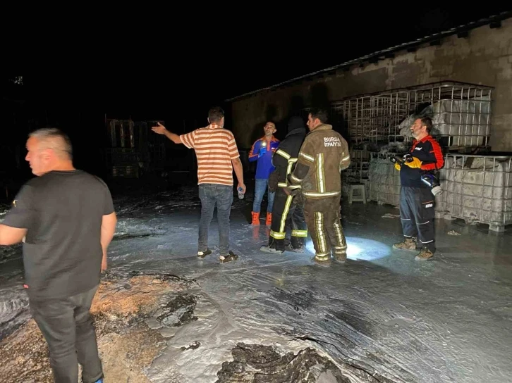 Bursa’da boya fabrikasındaki yangın söndürüldü, 3 kişi kimyasaldan etkilendi