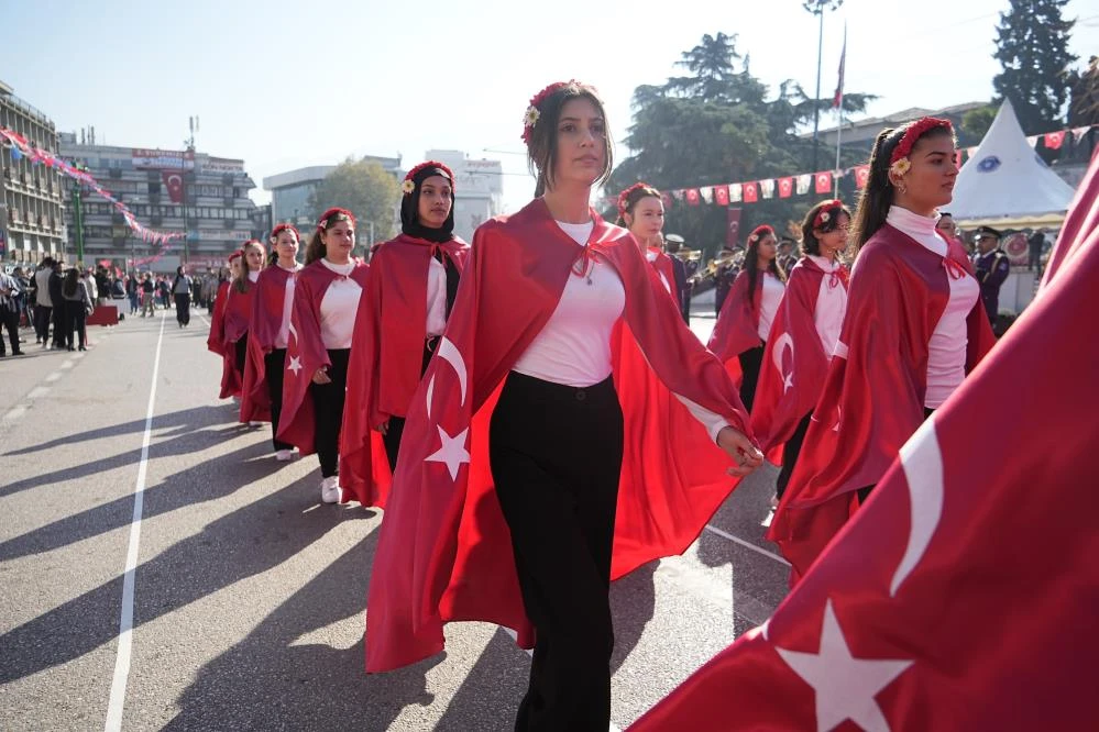 Bursa'da Cumhuriyetin 101. yılı coşkuyla kutlanırken F-16'ların gösterisi nefesleri kesti