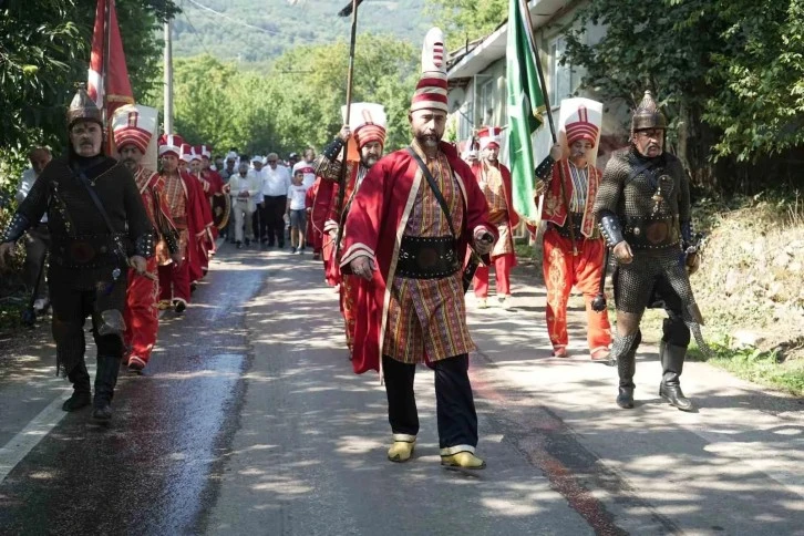 Bursa'da erkekler mehterle köyü terk etti