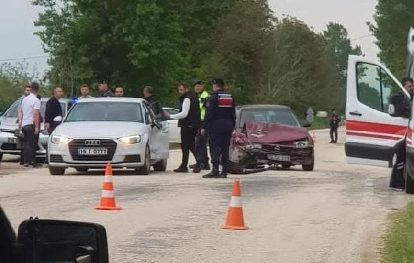 Bursa'da iki otomobil çarpıştı: 5 yaralı