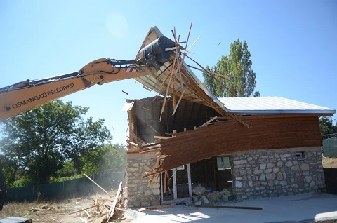 Bursa'da kaçak villa yerle bir edildi 