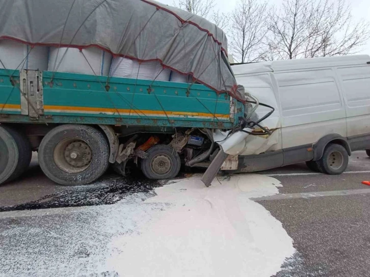 Bursa’da kamyonet tıra çarptı: 2 ölü
