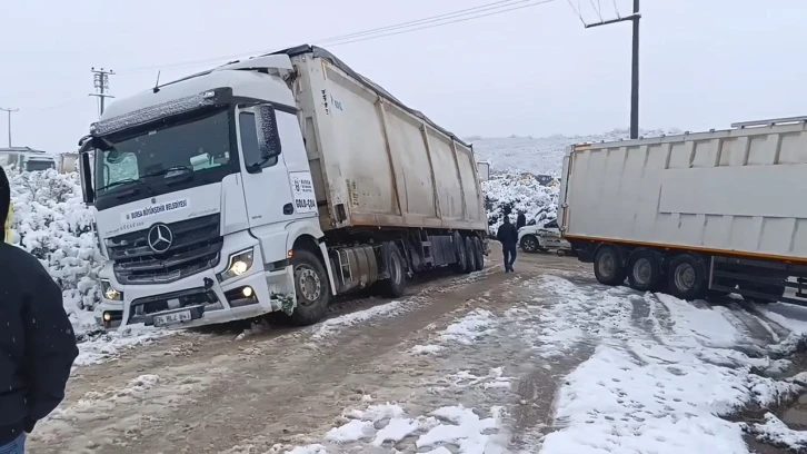 Bursa’da kar yağışı sonrası TIR'lar yolda kaldı