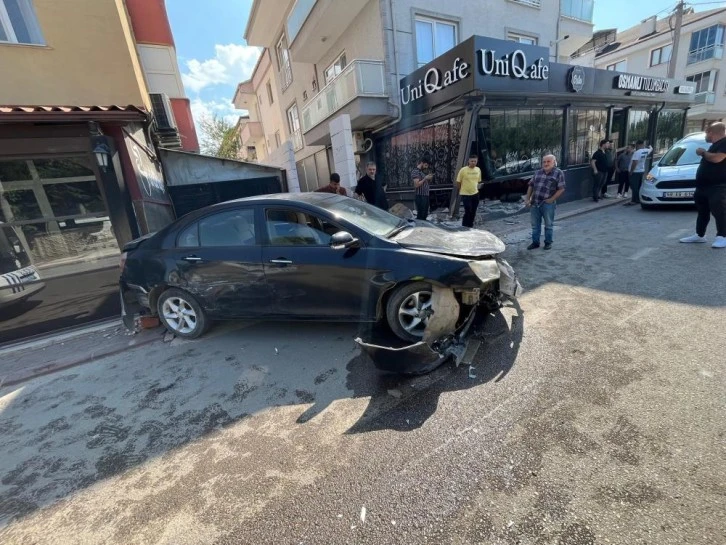 Bursa'da kontrolden çıkan otomobil 2 kafeye çarptı