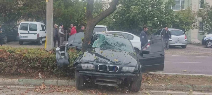 Bursa’da kontrolden çıkan otomobil refüjdeki ağaca çarptı: 2 yaralı