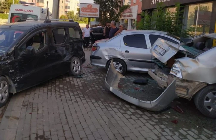 Bursa'da kontrolü kaybeden sürücü park halindeki 3 otomobile çarptı