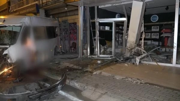 Bursa'da  minibüs, önce metro istasyonunun duvarına, ardından 3 iş yerinin vitrinine çarptı: 1 ölü, 4 yaralı