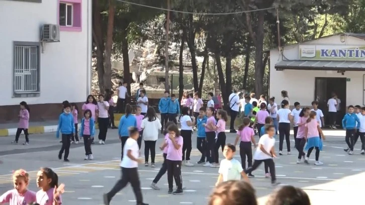 Bursa'da öğrenciler bir aydır elektrik olmadan ders görüyor!