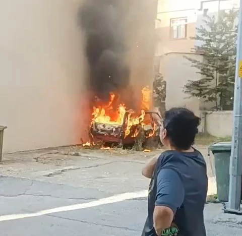 Bursa'da oyun oynayan çocuklar park halindeki aracı yaktı