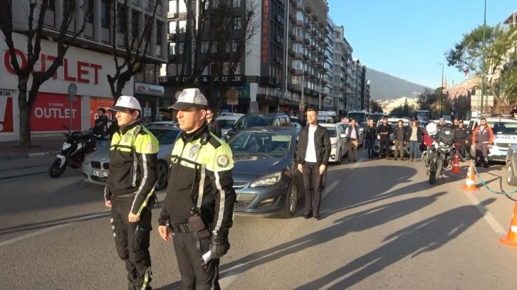 Bursa'da saat 09.05’i gösterdiğinde  gözyaşları damla damla süzüldü