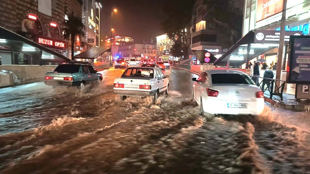 Bursa’da sağanak ve dolu yağışı cadde ve sokakları göle çevirdi