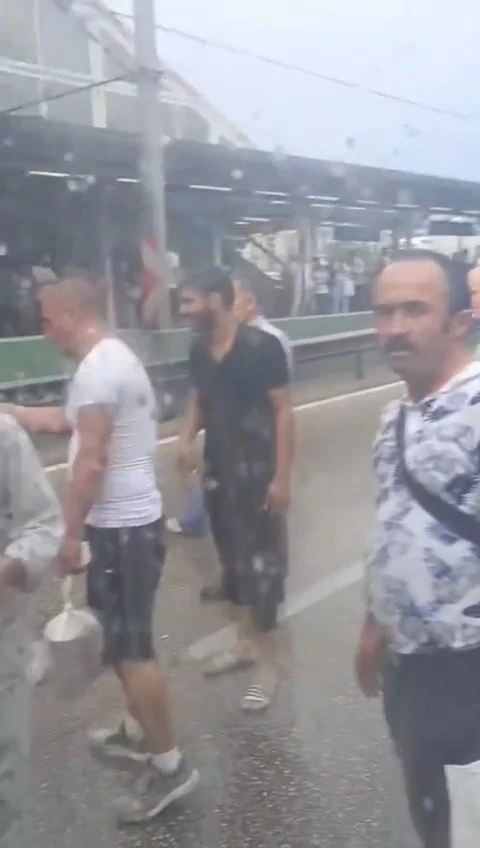 Bursa’da sağanak yağışta yolda kalanlar otobüsün önünü kesti
