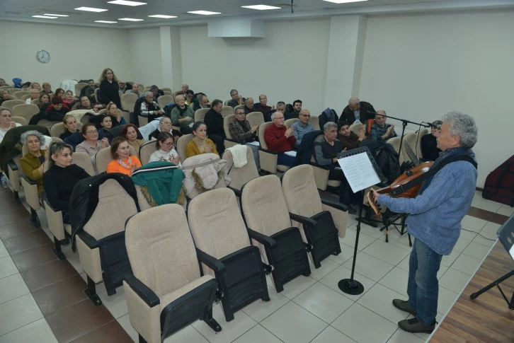 Bursa'da şarkılar toplum yararına söyleniyor