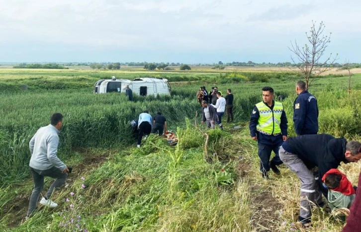 Bursa'da servis minibüsü tarlaya uçtu: 8 yaralı 