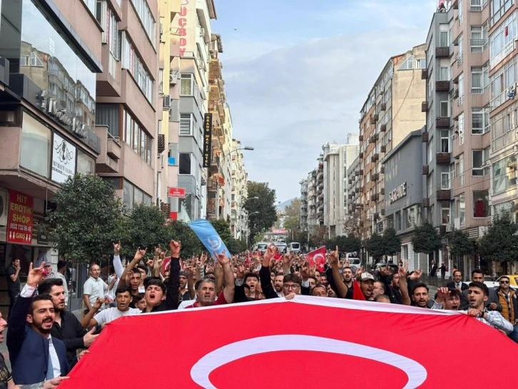 Bursa'da Suriyelilerin yoğun yaşadığı Çarşamba Mahallesi, Türk bayraklarıyla donatıldı 