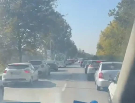 Bursa’da sürücülerin ’fermuar yöntemi’yle ambulansa yol vermesi kamerada