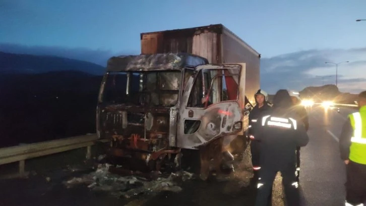 Bursa'da tavuk yemi yüklü kamyon yandı 