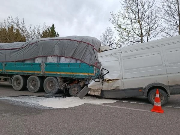 Karacabey'de  TIR'a çarpan  minibüsteki 2 kişi öldü