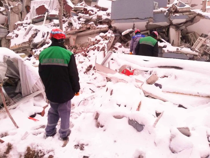 Bursa Karacabey'den deprem bölgesine giden bir ekip yaşlı kadını enkaz altından kurtardı 