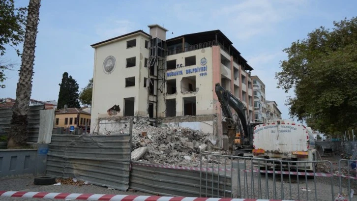 Bursa Mudanya Belediye Binası'nın yıkım işlemi başladı