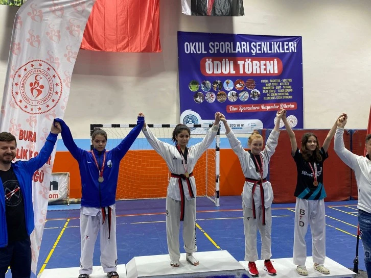 Bursa Osmangazili sporculardan çifte bayram