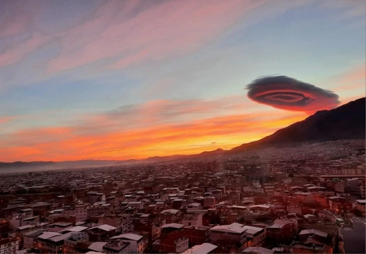 Bursa semalarında UFO görünümlü bulut
