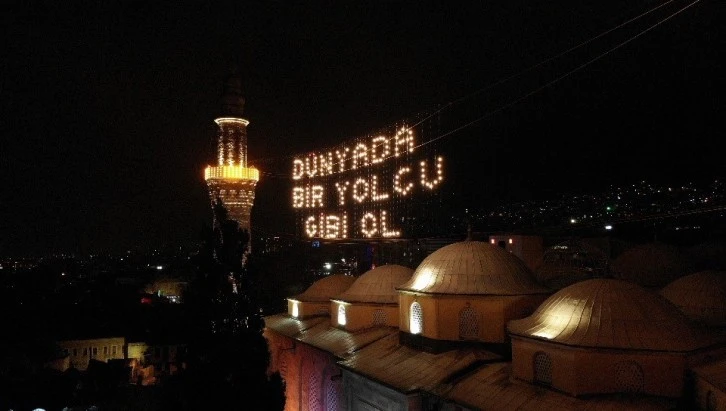 Bursa Ulu Cami'ye asılan Ramazan mahyası değiştirildi