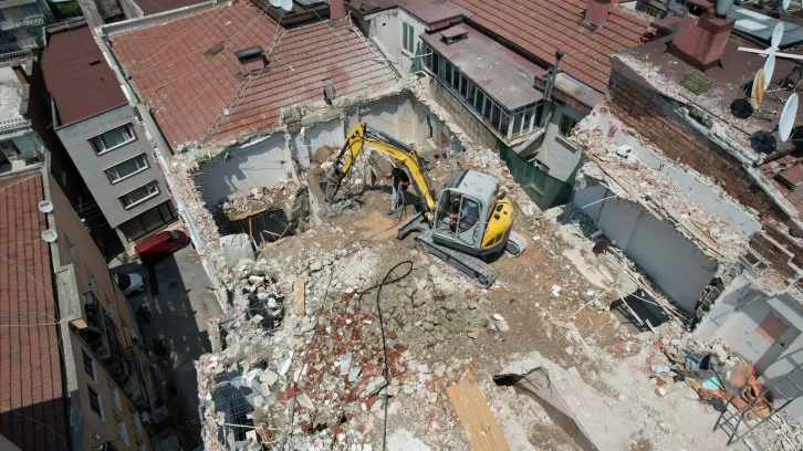 Bursa Yıldırım Belediyesi kentsel dönüşüm çalışmaları kapsamında yıkım çalışmalarına devam ediyor