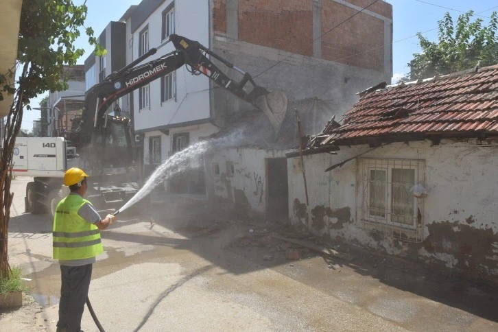 Bursa Yıldırım'da kentsel dönüşüm çalışmaları kapsamında plansız yapılar yıkılıyor