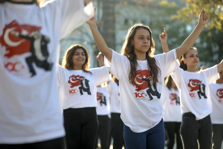 Bursalı gençler Cumhuriyet'i zeybekle kutladı 