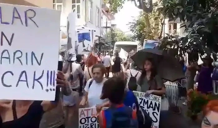 Büyükada’da &quot;Azmanbüsler&quot; davul zurna eşliğinde protesto edildi
