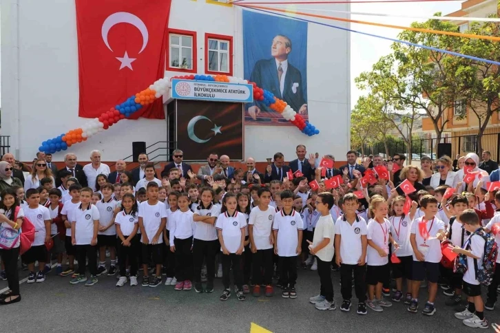 Büyükçekmece Belediye Başkanı ilk zili öğrencilerle birlikte çaldı
