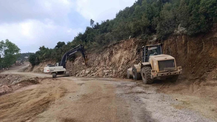 Büyükşehir, Andırın’da mahalle ve grup yollarının ulaşımını iyileştiriyor
