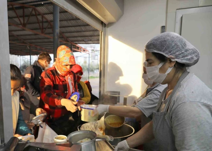 Büyükşehir Belediyesi Kepez’de sıcak yemek dağıtıyor
