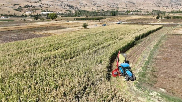 Büyükşehir Belediyesinden çiftçiye silaj makinesi
