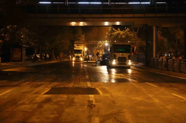 Büyükşehir’den 70 personel, 50 iş makinesi ile gece mesaisi
