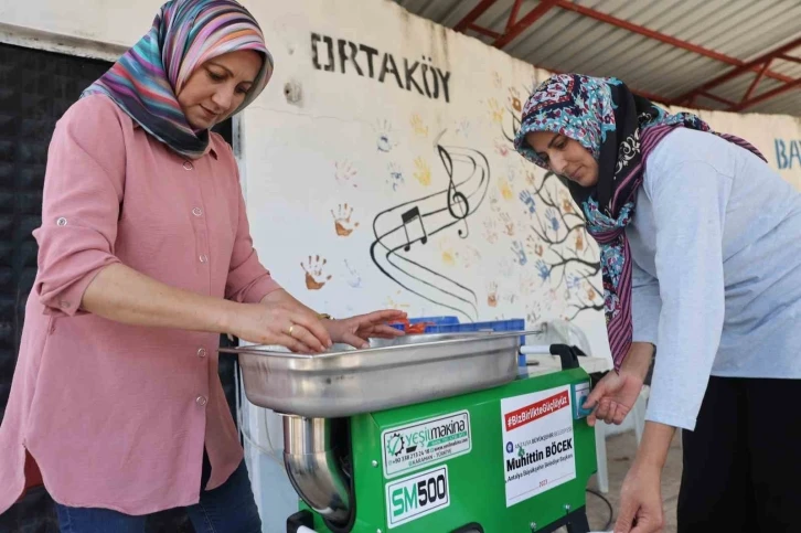 Büyükşehir’den Kumlucalı kadınlara domates sıkma makinesi
