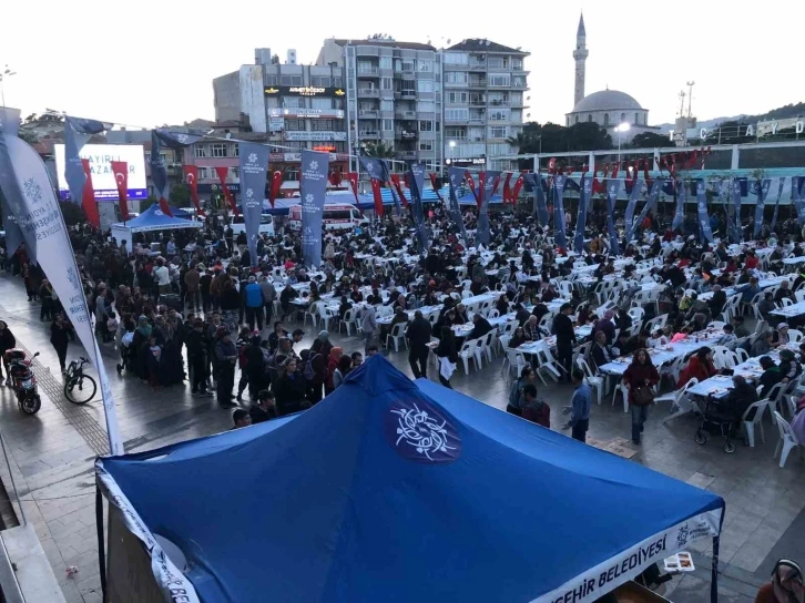 Büyükşehir’in iftar sofraları devam ediyor
