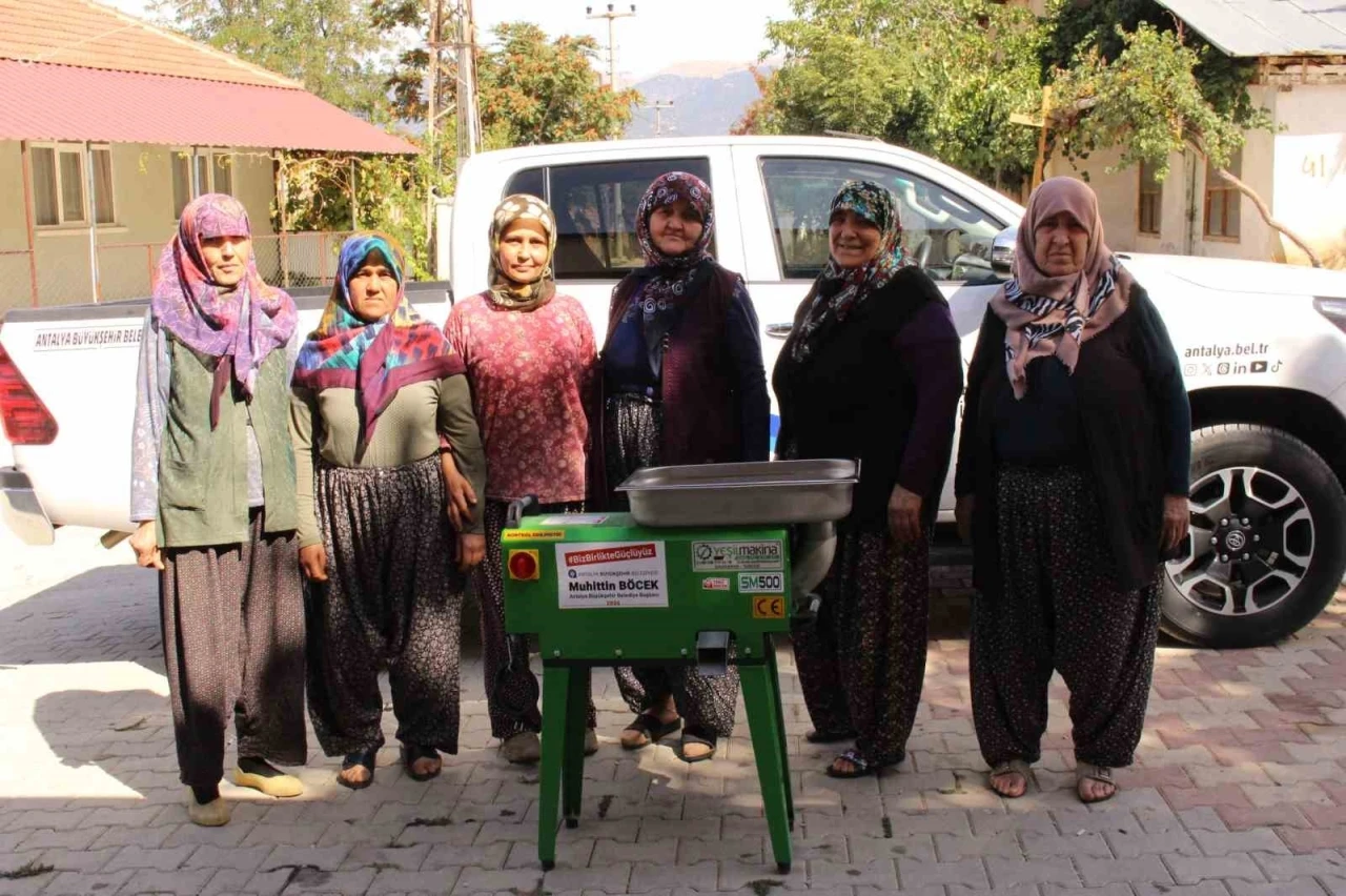 Büyükşehirden Elmalılı kadınlara salça makinesi desteği
