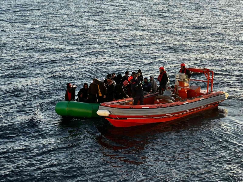 30 düzensiz göçmen kurtarıldı, 28 göçmen yakalandı