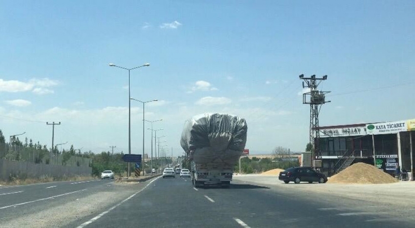 Kapasitelerinin üstünde yük taşıyan kamyonların tehlikeli yolculuğu